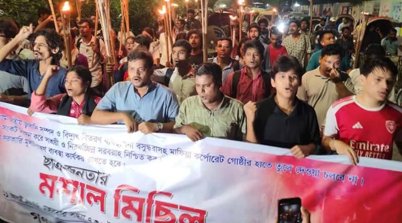 ঢাবিতে গ্যাস-বিদ্যুৎ সংকট ও বেসরকারিকরণের প্রতিবাদে মশাল মিছিল