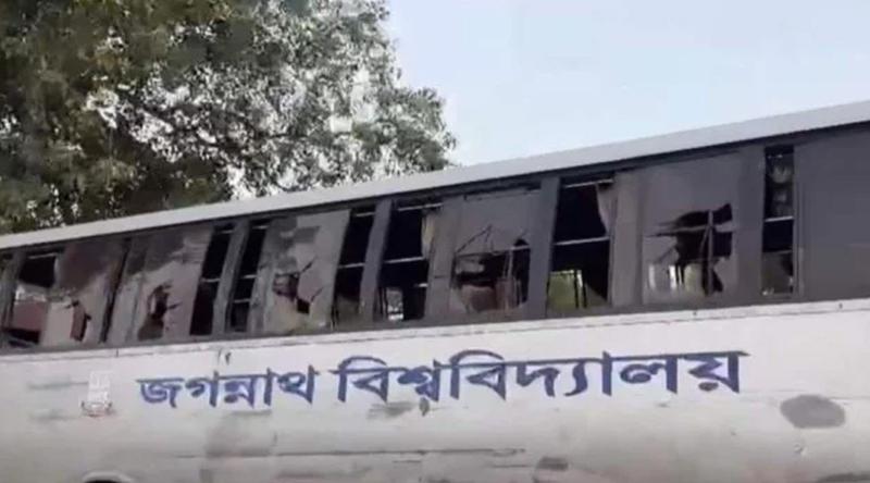 জগন্নাথ বিশ্ববিদ্যালয়ের বাসে হামলা, আহত ১০
