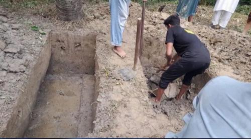 স্বামীর জানাজার ৫ মিনিট আগে স্ত্রীর মৃত্যু, একই সঙ্গে দাফন