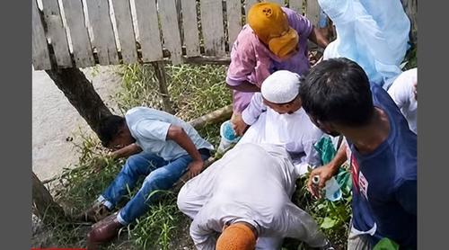 পরিদর্শনে গিয়ে কাঠের সাঁকো ভেঙ্গে খালে পড়লেন নীলফামারী-১ আসনের এমপির কর্মীরা