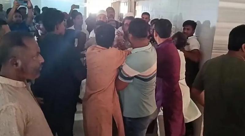 হাসপাতালে এমপির পরিদর্শন ঘিরে বিএনপি-জামায়াত নেতাকর্মীদের হাতাহাতি