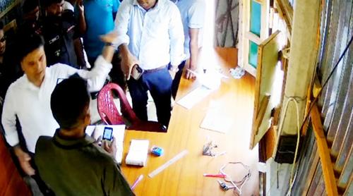 ইউএনওর বিরুদ্ধে সাবেক ছাত্রদল নেতাকে মারধরের অভিযোগ, ভিডিও ভাইরাল