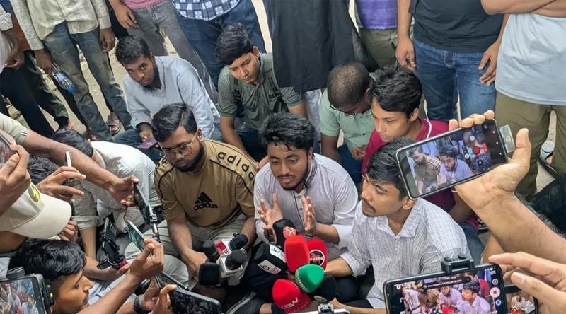 অ্যাকাডেমিক মাইগ্রেশনের দাবিতে ঢাকা কলেজের মূল ফটকে তালা