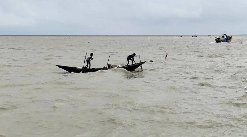 মেঘনা নদীতে ডুবে গেল ট্রলার, ৬ জেলে উদ্ধার