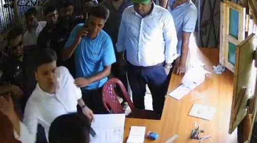 বালুঘাটের কর্মচারীকে মারধর করা ভাইরাল সেই ইউএনওকে বদলি