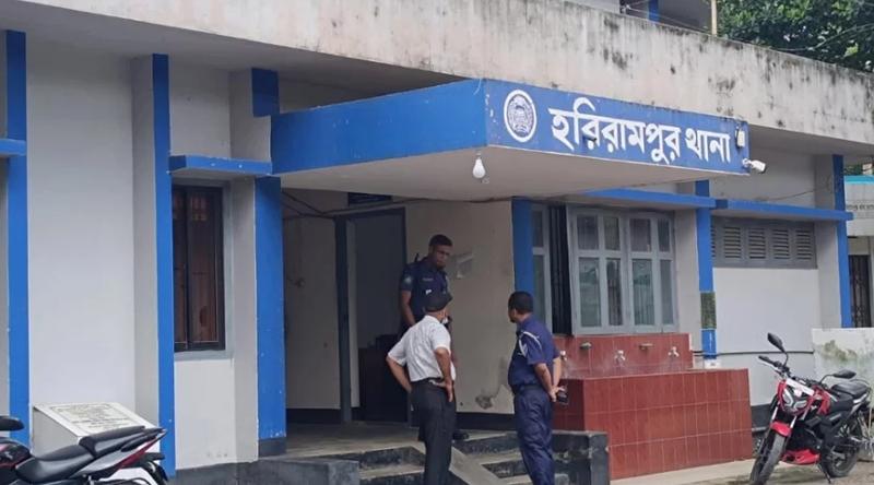 আটক যুবকের পুলিশের গাড়ি থেকে লাফ, ৩ ঘণ্টা পর পরিবারের সহায়তায় থানায় সোপর্দ
