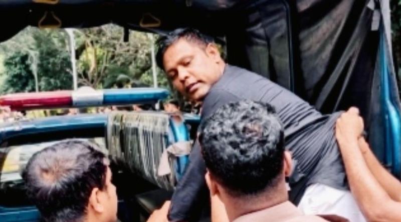 সতর্ক অবস্থানে পুলিশ, ধানমন্ডি ৩২ নম্বরে ফুল দিতে আসা যুবলীগ কর্মী আটক
