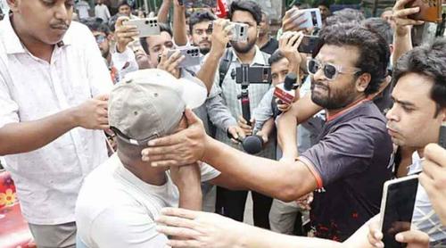 ধানমন্ডি ৩২ নম্বরে ‘জয় বাংলা’ স্লোগান দিয়ে শিঙাড়া বিতরণ, বেধড়ক পিটুনি