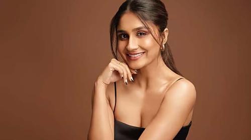 সংরক্ষিত আসন না পেয়ে ট্রেনে উত্তেজনা, গ্রেপ্তার অভিনেত্রী অন্তরা