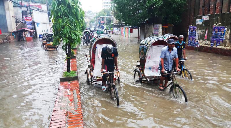 টানা বৃষ্টিতে চট্টগ্রাম নগরীতে জলাবদ্ধতা, চরম ভোগান্তিতে মানুষ