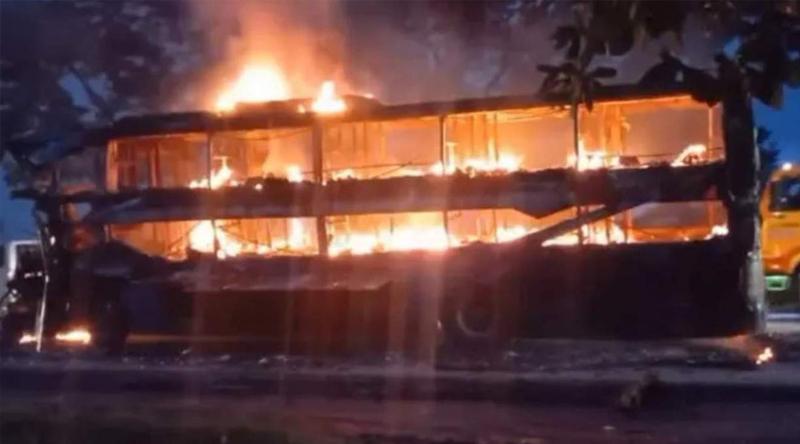 কক্সবাজারগামী স্লিপার বাসে ভয়াবহ আগুন