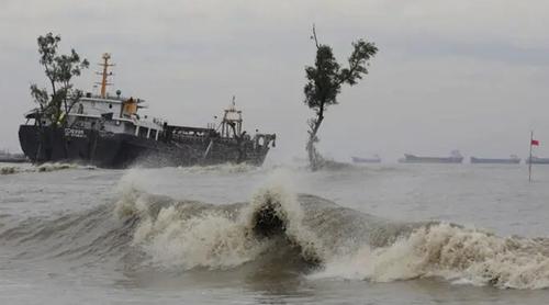 বঙ্গোপসাগরে নিম্নচাপ, ঢাকাসহ ১৫ অঞ্চলে রাতে ঝড় ও বজ্রবৃষ্টির আভাস
