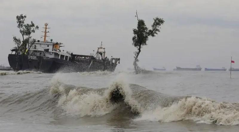 বঙ্গোপসাগরে নিম্নচাপ, ঢাকাসহ ১৫ অঞ্চলে রাতে ঝড় ও বজ্রবৃষ্টির আভাস