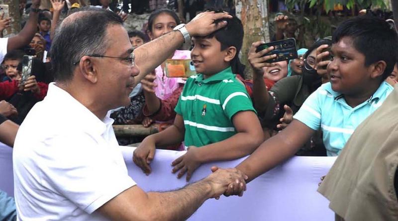 সাধারণ যাত্রীর মতো বাসে প্রধানমন্ত্রী, সরলতায় মুগ্ধ কিশোরগঞ্জবাসী