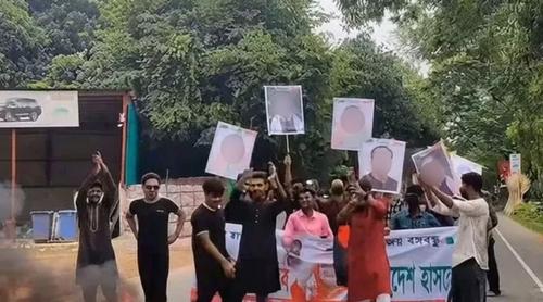 গোপালগঞ্জে ঢাকা-খুলনা মহাসড়কে নিষিদ্ধ সংগঠন ছাত্রলীগের ঝটিকা মিছিল