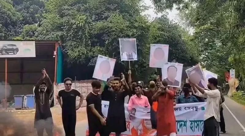 গোপালগঞ্জে ঢাকা-খুলনা মহাসড়কে নিষিদ্ধ সংগঠন ছাত্রলীগের ঝটিকা মিছিল