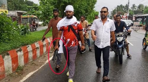 মাথায় কাফনের কাপড় বেঁধে অস্ত্র হাতে সাবেক ছাত্রদল নেতার মহড়া