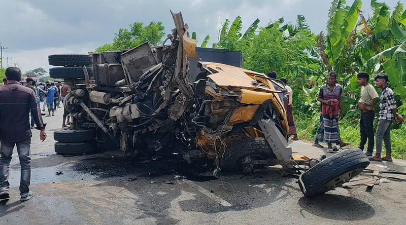 গোপালগঞ্জে বাস-ট্রাকের মুখোমুখি সংঘর্ষে নারীসহ নিহত ৩, আহত ২০