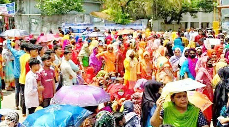 চট্টগ্রামে বকেয়া বেতনের দাবিতে সড়ক অবরোধ করে বিক্ষোভ করছে পোশাক শ্রমিকরা