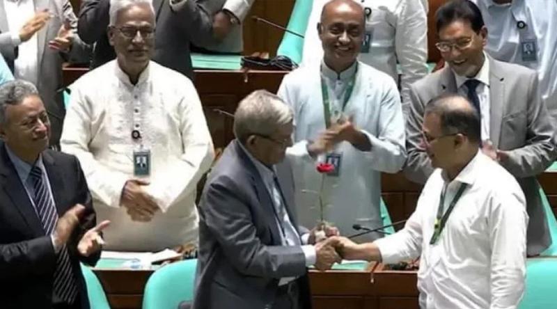 নবনির্বাচিত রাষ্ট্রপতি মির্জা ফখরুলকে লাল গোলাপ শুভেচ্ছা জানালেন প্রধানমন্ত্রী