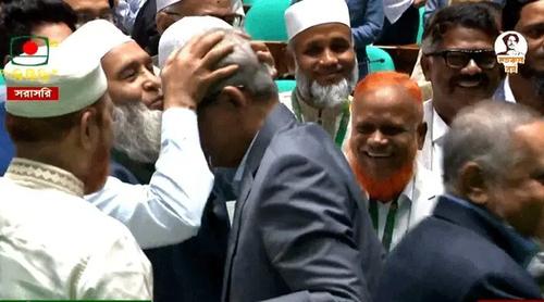 মির্জা ফখরুলের কপালে চুমু দিলেন জামায়াতের মুজিবুর রহমান