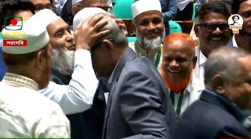 মির্জা ফখরুলের কপালে চুমু দিলেন জামায়াতের মুজিবুর রহমান