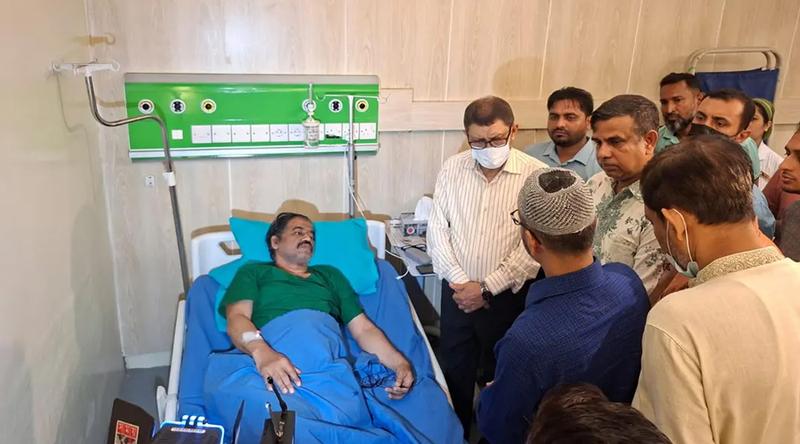 দুর্বৃত্তদের হামলায় আহত চিকিৎসককে দেখতে হাসপাতালে স্বাস্থ্যমন্ত্রী