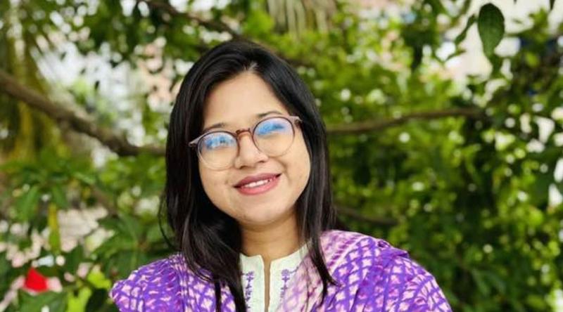 মধ্যরাতে মনিরা শারমিনের স্ট্যাটাস ভাইরাল