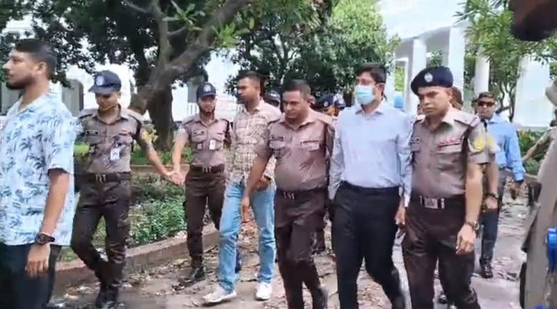 ইলিয়াস আলী গুম: উইং কমান্ডার সাইফকে আনা হলো ট্রাইব্যুনালে