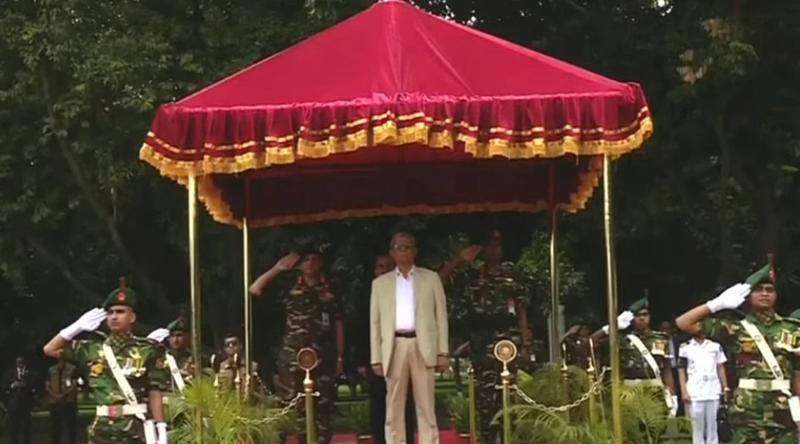 বঙ্গভবনে রাষ্ট্রপতি মির্জা ফখরুল ইসলাম আলমগীরকে গার্ড অব অনার প্রদান