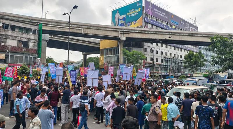 অবৈধতার বৈধতা দাবিতে বনানীর সড়কে স্লিপার বাসের মালিকরা