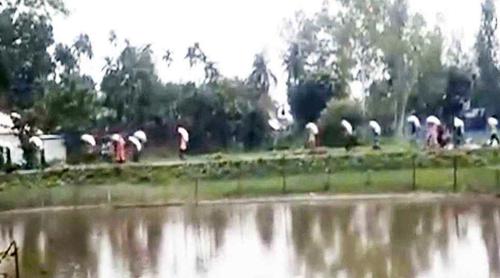 গুদাম ভেঙে ১০ হাজার কেজি সার নিয়ে গেল বিক্ষুব্ধ কৃষকেরা