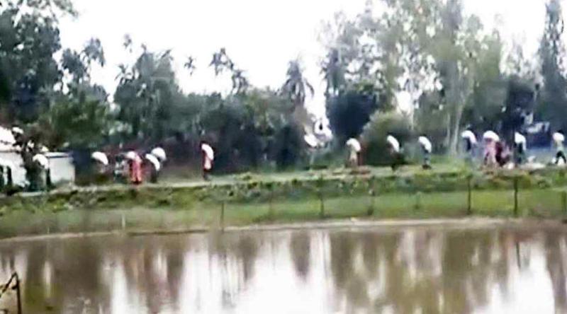 গুদাম ভেঙে ১০ হাজার কেজি সার নিয়ে গেল বিক্ষুব্ধ কৃষকেরা