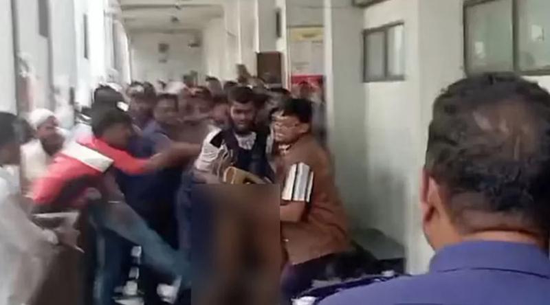 পুলিশের সামনে পুষ্পা স্টাইল করা আসামিকে আদালত চত্বরে গণপিটুনি