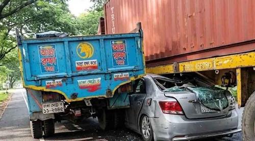 সংঘর্ষের পর চাপা পড়া প্রাইভেট কারকে ২০০ মিটার টেনে নিয়ে গেল ট্রাক