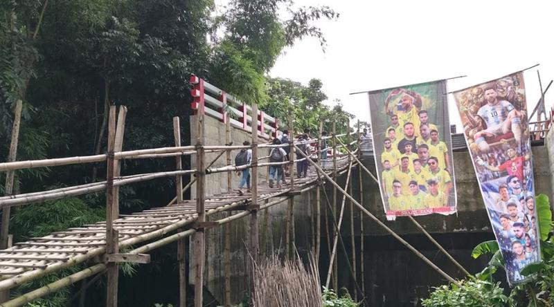১২ কোটি টাকার সেতু পার হতে লাগে বাঁশের সাঁকো