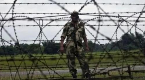 সীমান্তে বাংলাদেশির সঙ্গে ধস্তাধস্তি, অস্ত্র ফেলে পালালো ২ বিএসএফ সদস্য