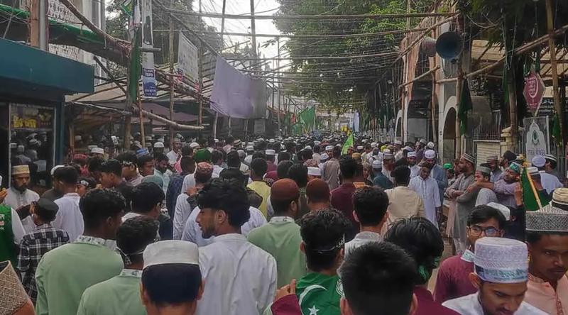 জশনে জুলুসে চট্টগ্রামে মানুষের ঢল, ভোর থেকেই নগরমুখী জনস্রোত