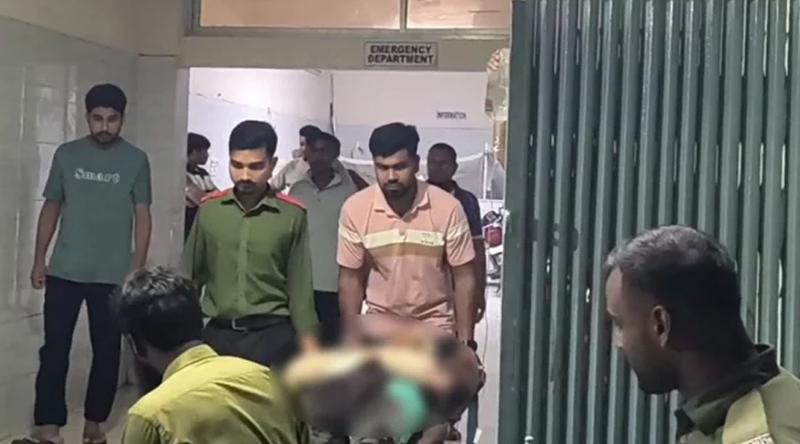 গভীর রাতে ঘরে ঢুকে প্রেমিকার হাতের কবজি কাটেন প্রেমিক