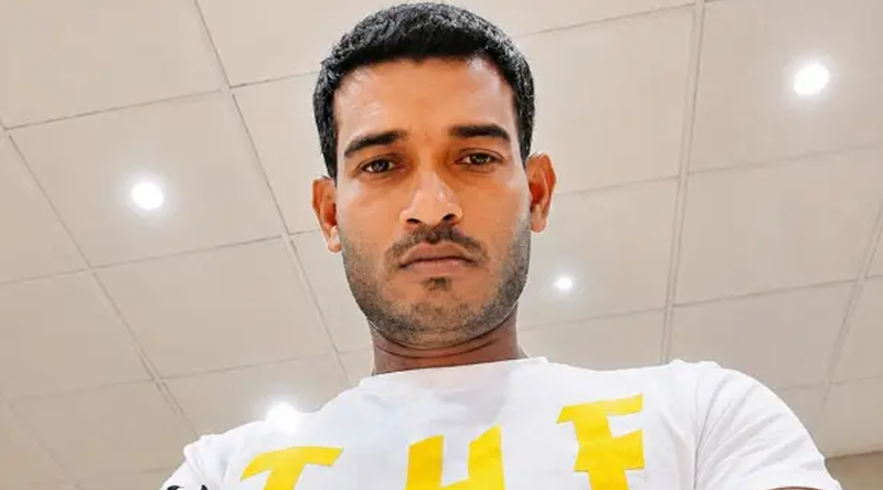 বিমানে মায়ের মৃত্যু, মরদেহ ওমানে রেখে চট্টগ্রামে ফিরলেন ছেলে