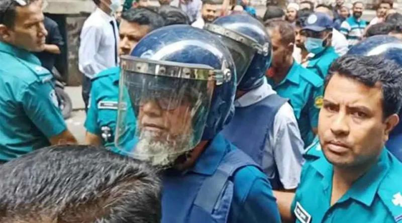 সাবেক স্বরাষ্ট্রসচিব-যুগ্মসচিবের বিরুদ্ধে আনুষ্ঠানিক অভিযোগ জমা