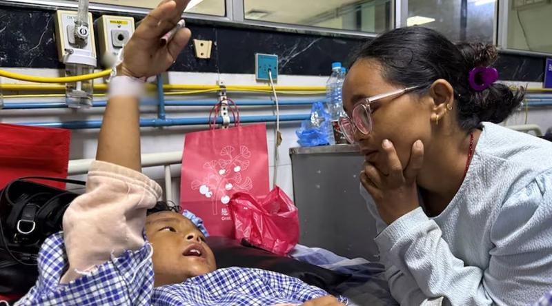 স্কুল ভেসে যাওয়ার পর গাছে উঠে বাঁচল ৮ বছরের শিশু, ফিরল মায়ের কোলে