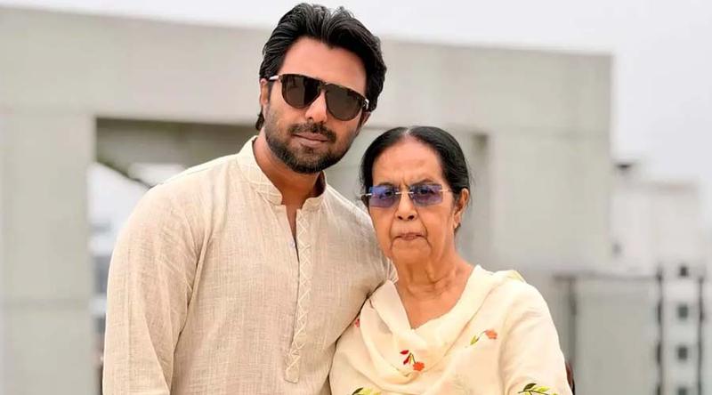 তুমি হাসলে আমার পৃথিবী আলোয় ভরে যায়
