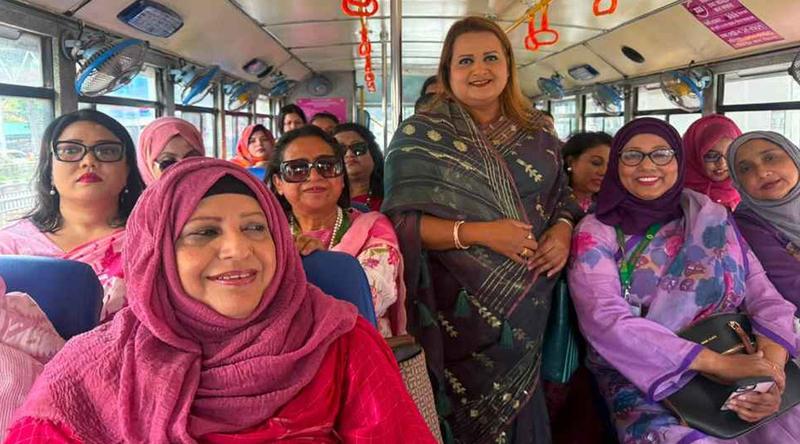 ‘পিংক বাসে’ ভ্রমণ করলেন নারী এমপিরা