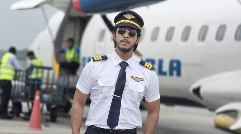 পাইলটের বেশে বিমানবন্দরে তৌসিফ, যাত্রীদের অবাক করা কৌতূহল!