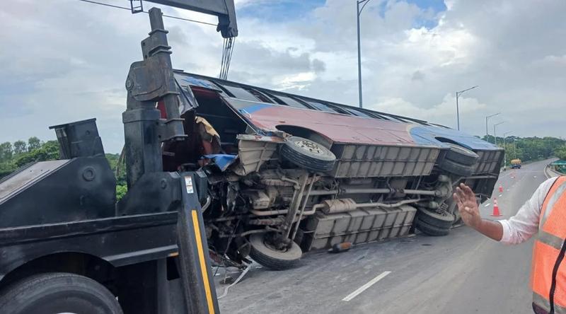 পদ্মা সেতুতে বাস উল্টে আহত ৮ যাত্রী