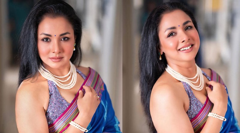 নীল ও বেগুনি রঙের শাড়িতে নজরকাড়া লুকে রুনা খান