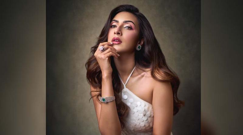 গ্ল্যামারাস লুকে নজর কারলেন মিম