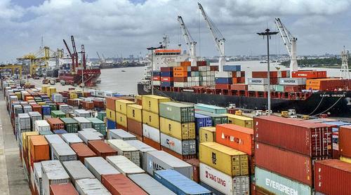 চট্টগ্রাম বন্দর অচল, ডিবি পরিচয়ে কয়েকজনকে তুলে নেওয়ার অভিযোগ