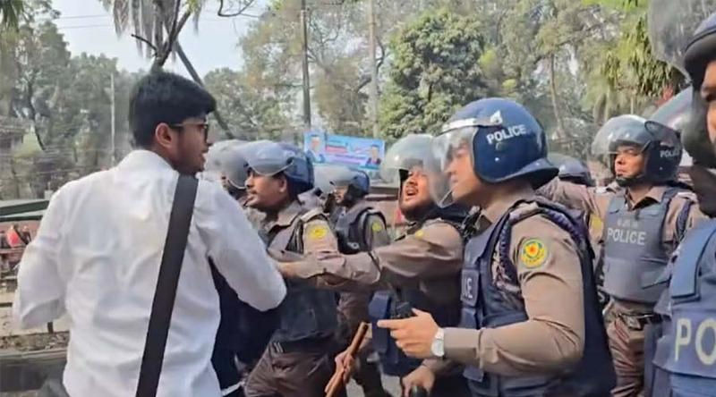 সায়েন্সল্যাবে শিক্ষার্থীদের সঙ্গে পুলিশের উত্তেজনা